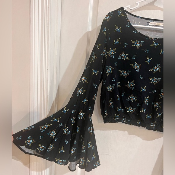 FINAL PRICE CHELSEA & VIOLET Navy Floral Long Bell Sleeve Crop Top - Picture 3 of 6
